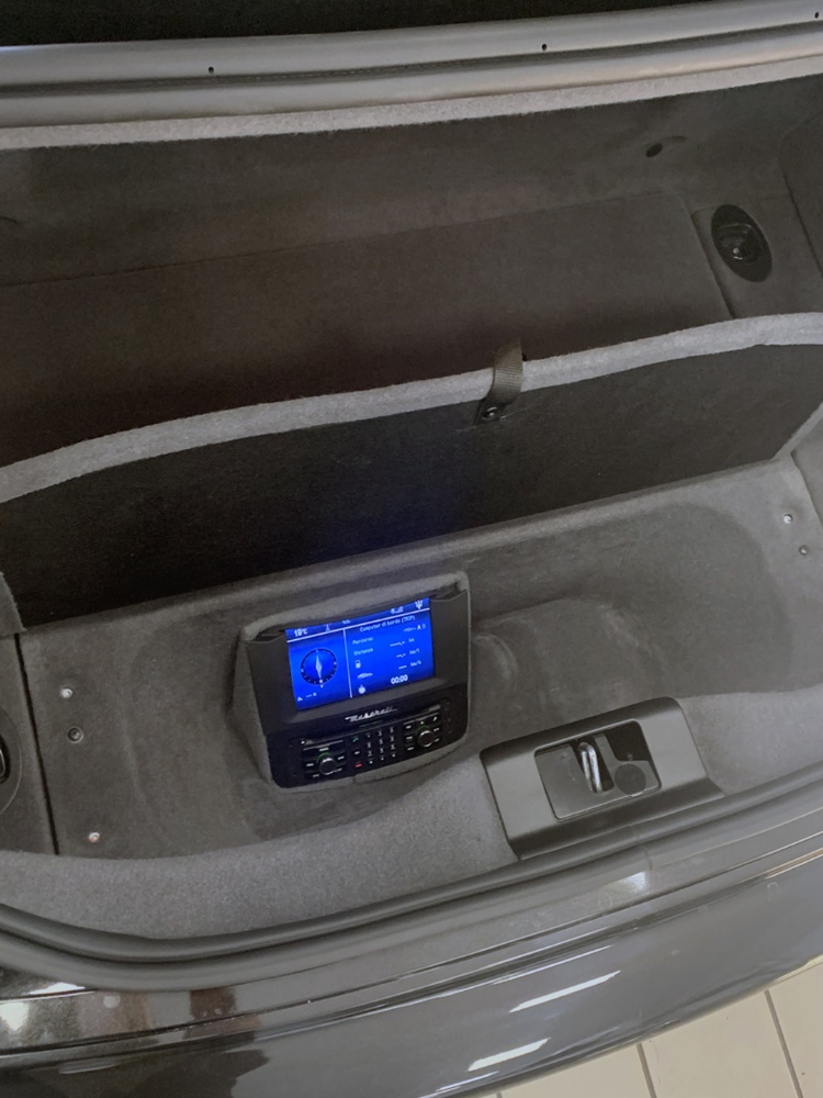 OD Service srl - Progetti Speciali: Installazione iPad su Maserati GranCabrio